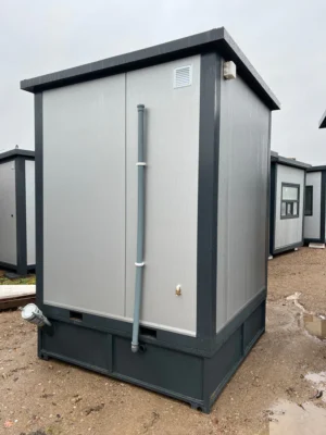 Geïsoleerde Sanitaire Container met Douche en Afvalwatertank – Compact, Compleet en Autonoom