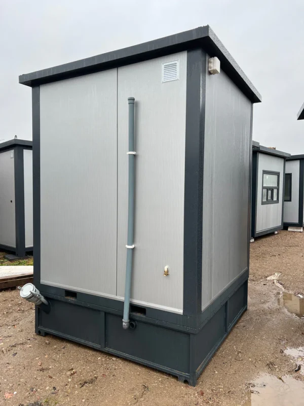 Geïsoleerde Sanitaire Container met Douche en Afvalwatertank – Compact, Compleet en Autonoom
