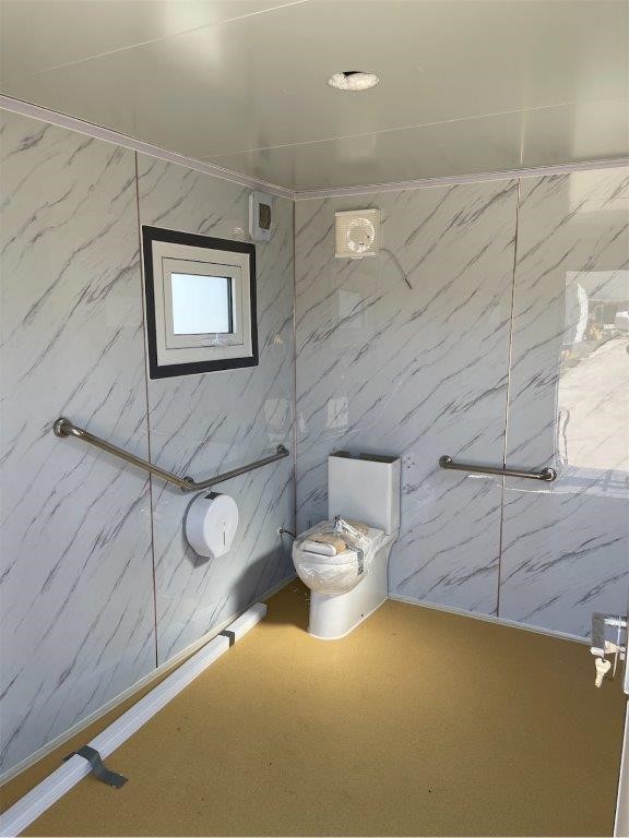 Toegankelijk Mobiel Sanitair 10 ft – Rolstoelvriendelijk & Volledig Uitgerust