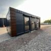 800×300 cm Kantoorcontainer met Badkamer en Airconditioning – Moderne en Direct Instapklare Werkruimte