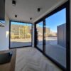 Aangepaste 20ft Kantoorcontainer met Volledige Glas-Schuifwand – Geïsoleerd & Klaar voor Airco