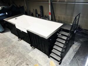 Zwarte Containerzwembad 6 m in CORTEN®-staal – Volledig Uitgerust & Direct Klaar voor Gebruik