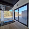 Aangepaste 20ft Kantoorcontainer met Volledige Glas-Schuifwand – Geïsoleerd & Klaar voor Airco