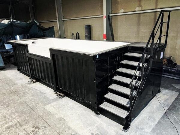 Zwarte Containerzwembad 6 m in CORTEN®-staal – Volledig Uitgerust & Direct Klaar voor Gebruik