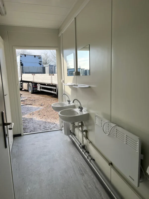 Sanitaire Container 6 × 2,44 m met 5 Toiletcabines | Volledig Geïsoleerd