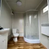 Geïsoleerde Sanitaire Container met Douche en Afvalwatertank – Compact, Compleet en Autonoom