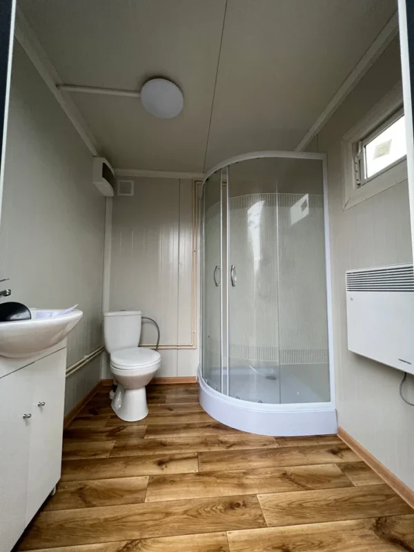 Geïsoleerde Sanitaire Container met Douche en Afvalwatertank – Compact, Compleet en Autonoom