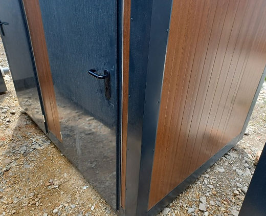Dubbele Sanitaire Container met 2 Cabines – Geïsoleerd, Warm Water