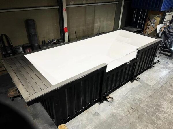 Zwarte Containerzwembad 6 m in CORTEN®-staal – Volledig Uitgerust & Direct Klaar voor Gebruik