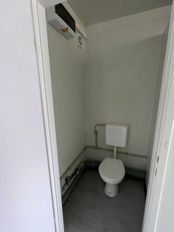 Sanitaire Container 6 × 2,44 m met 5 Toiletcabines | Volledig Geïsoleerd