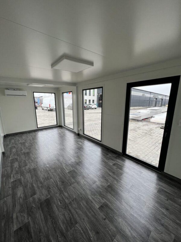 800×300 cm Kantoorcontainer met Badkamer en Airconditioning – Moderne en Direct Instapklare Werkruimte