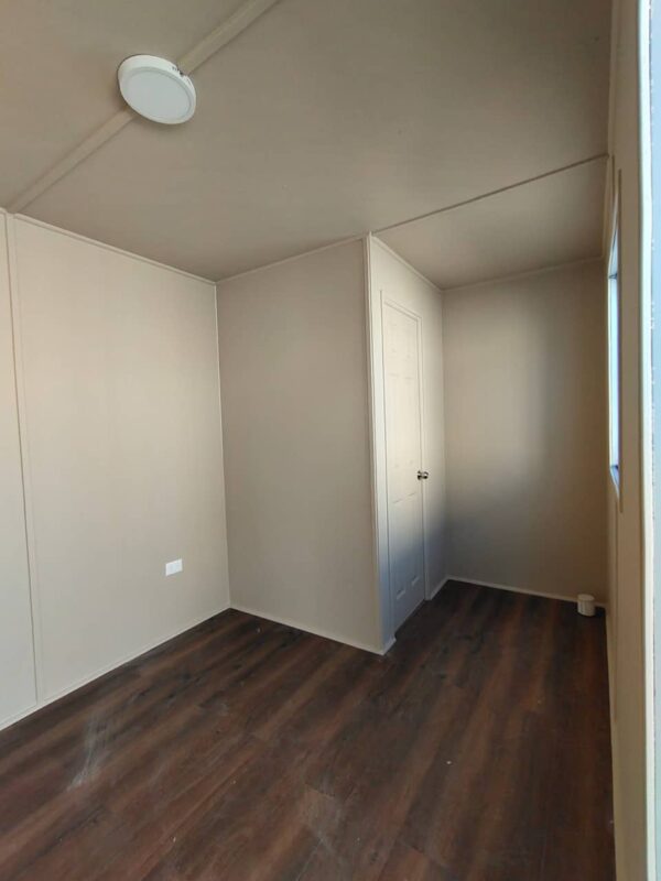 20 Voet Kantoorcontainer met Badkamer – Geïsoleerd & Direct Gebruiksklaar