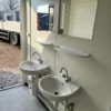 Sanitaire Container 6 × 2,44 m met 5 Toiletcabines | Volledig Geïsoleerd