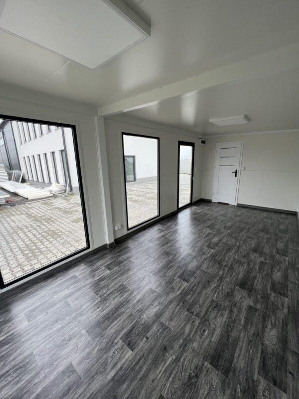 800×300 cm Kantoorcontainer met Badkamer en Airconditioning – Moderne en Direct Instapklare Werkruimte