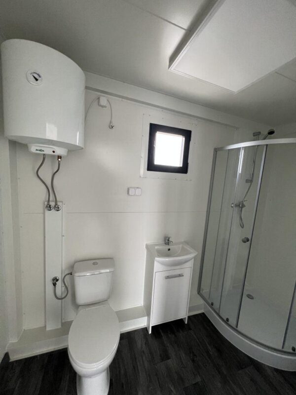 800×300 cm Kantoorcontainer met Badkamer en Airconditioning – Moderne en Direct Instapklare Werkruimte