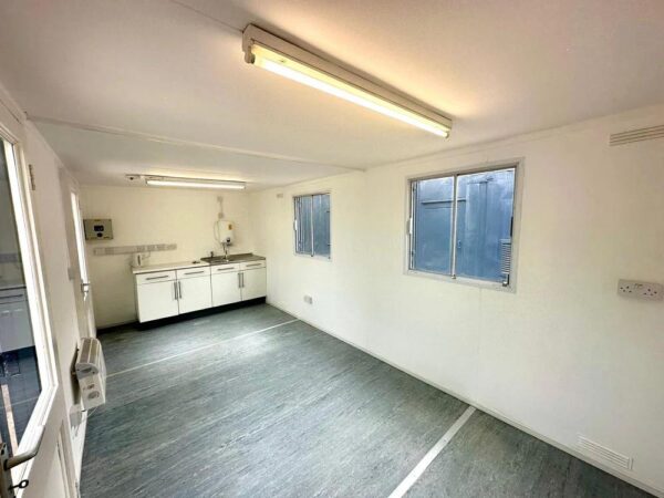 Antivandalisme Welzijnsunit 24×9 ft – Volledig Autonoom met Generator