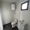 800×300 cm Kantoorcontainer met Badkamer en Airconditioning – Moderne en Direct Instapklare Werkruimte