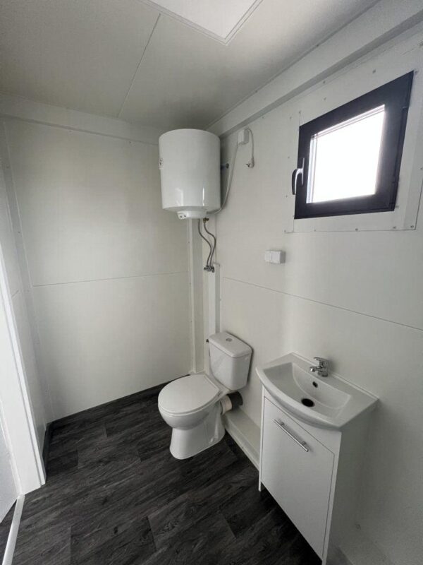 800×300 cm Kantoorcontainer met Badkamer en Airconditioning – Moderne en Direct Instapklare Werkruimte