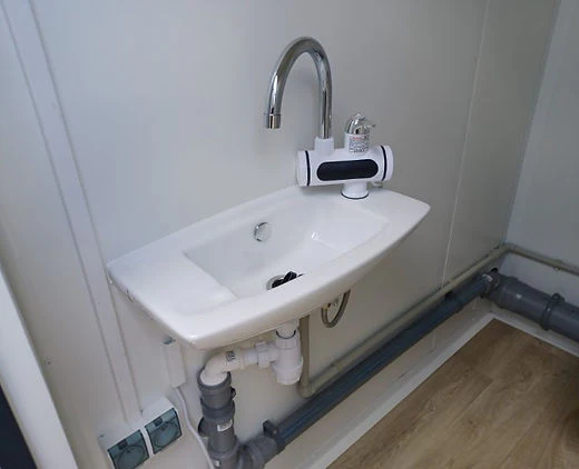 Dubbele Sanitaire Container met 2 Cabines – Geïsoleerd, Warm Water